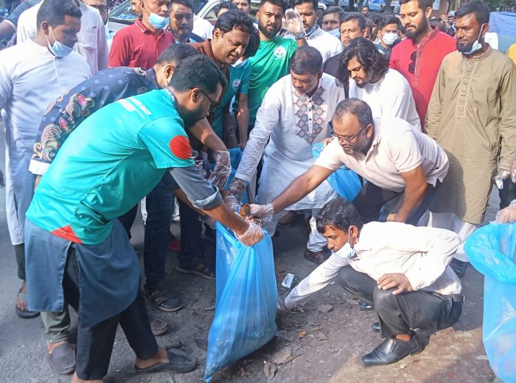 বরিশালে ডেঙ্গু প্রতিরোধে রহমাতুল্লাহর নেতৃত্বে পরিচ্ছন্নতা অভিযান