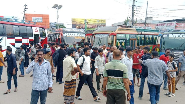 বরিশাল থেকে অনির্দিষ্টকালের জন্য সব ধরনের যান চলাচল বন্ধ
