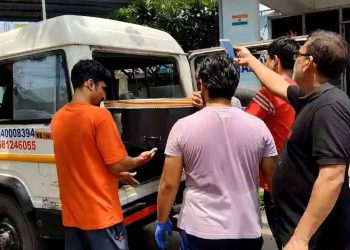 অগ্নিকাণ্ডে নিহত ৫ বাংলাদেশির মরদেহ নিয়ে দেশের পথে স্বজনরা