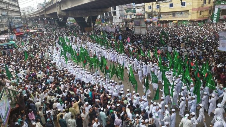 ঈদে মিলাদুন্নবী (সা.) উপলক্ষে চট্টগ্রামে জশনে জুলুসে লাখো মানুষের ঢল