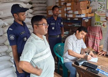 কৃষক সেজে সার কিনলেন ৩ জন, ধরা পড়ল বাড়তি দাম