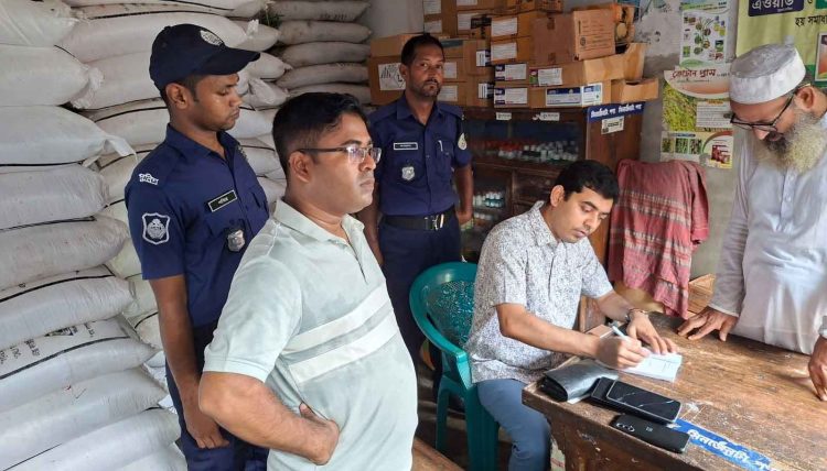 কৃষক সেজে সার কিনলেন ৩ জন, ধরা পড়ল বাড়তি দাম