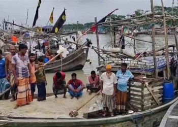 গভীর সমুদ্রে ডাকাতের হামলায় ১২ জেলে আহত