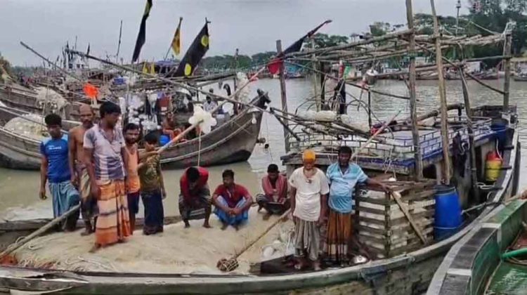 গভীর সমুদ্রে ডাকাতের হামলায় ১২ জেলে আহত