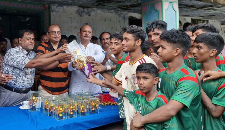 গৌরনদীতে মাসব্যাপী আন্তঃশ্রেণি ফুটবল টুনামেন্টের ফাইনাল খেলা অনুষ্ঠিত