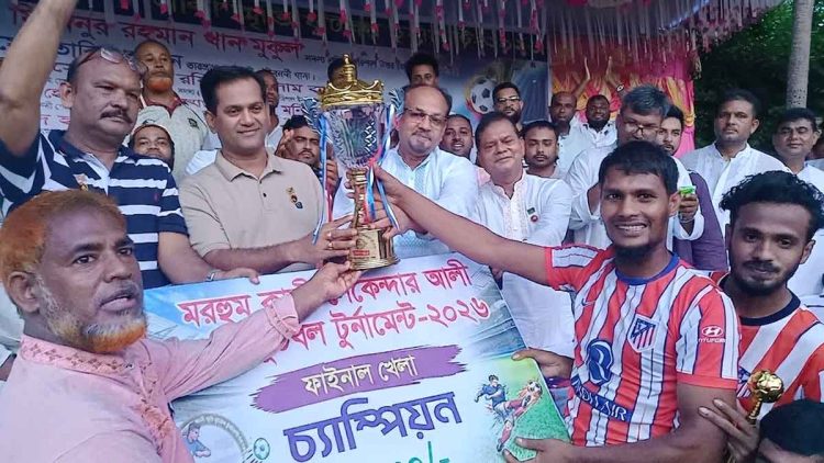 গৌরনদীতে মাসব্যাপী ফুটবল টুর্নামেন্টের জমজমাট ফাইনাল অনুষ্ঠিত
