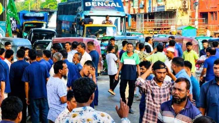 চট্টগ্রামে গ্যাস সংকটে সড়ক অবরোধ, যান চলাচলে বাঁধা