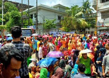 চট্টগ্রামে বকেয়া বেতনের দাবিতে শ্রমিকদের সড়ক অবরোধ