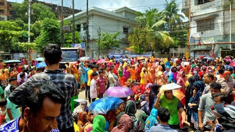 চট্টগ্রামে বকেয়া বেতনের দাবিতে শ্রমিকদের সড়ক অবরোধ