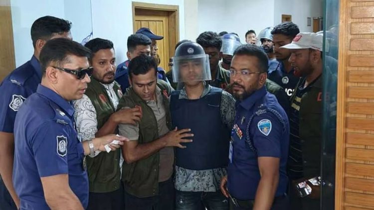 চাঁদাবাজি মামলায় ৫ দিনের রিমান্ডে ডেভিড ইমন
