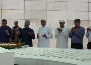 জিয়াউর রহমান ও খালেদা জিয়ার সমাধিতে শ্রদ্ধা জানালেন নতুন রাষ্ট্রপতি
