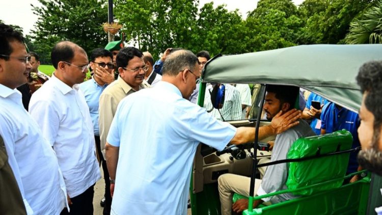 জুলাই যোদ্ধাদের অটোরিকশা-রিকশা উপহার দিলেন প্রধানমন্ত্রী