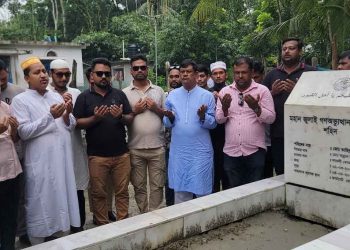 জুলাই শহীদের কবর জিয়ারতকালে রহমাতুল্লাহ