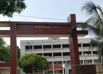 ঝালকাঠিতে দোকান থেকে সিগারেট না আনায় বাবা ও ২ ছেলেকে কুপিয়ে জখম