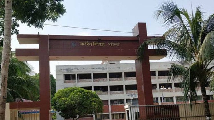 ঝালকাঠিতে দোকান থেকে সিগারেট না আনায় বাবা ও ২ ছেলেকে কুপিয়ে জখম