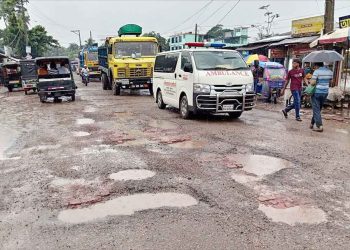 টানা বর্ষনে বিপর্যস্ত বরিশাল-ঢাকা মহাসড়ক