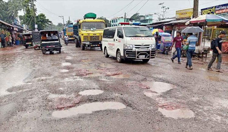 টানা বর্ষনে বিপর্যস্ত বরিশাল-ঢাকা মহাসড়ক