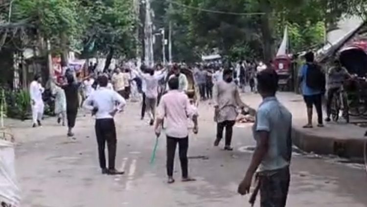 ঢাকা কলেজের পর আলিয়া মাদ্রাসায়ও সংঘর্ষে জড়াল ছাত্রদল-শিবির
