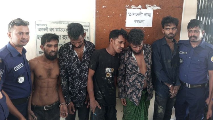 তালতলীতে বিএনপির সভায় উত্তেজনা, অস্ত্রসহ আটক ৫