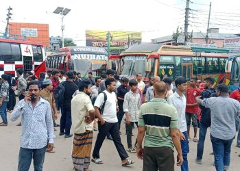 থ্রি-হুইলার ও বাস শ্রমিকদের দ্বন্দ্বে বরিশাল থেকে বাস চলাচল বন্ধ