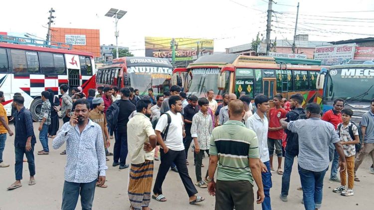 থ্রি-হুইলার ও বাস শ্রমিকদের দ্বন্দ্বে বরিশাল থেকে বাস চলাচল বন্ধ