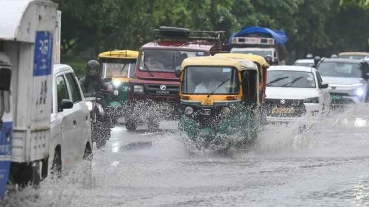 দিল্লিতে ভারি বৃষ্টিতে রেড অ্যালার্ট জারি