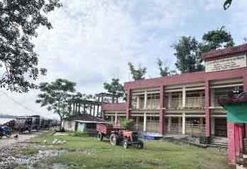 নদীর কিনারায় তিন স্কুল, আতঙ্কে শত শত শিক্ষার্থী
