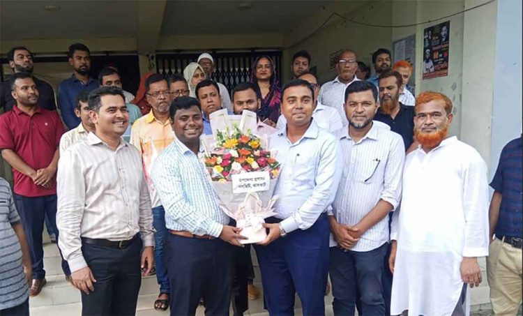 নলছিটির নতুন ইউএনও প্রতীক কুমার কুন্ডুকে ফুলের শুভেচ্ছা