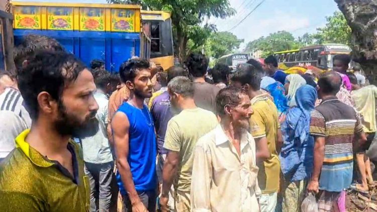 নাটোরে বাসচাপায় ভ্যানচালকসহ নিহত ২
