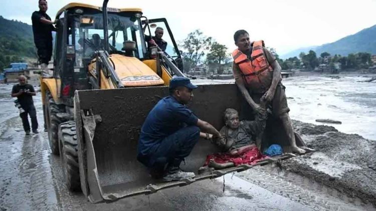 নেপালে ভয়াবহ বন্যায় নিখোঁজ ১৩০০, উদ্ধার অভিযান চলমান