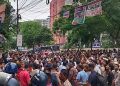 ন্যাশনাল মেডিকেলের সামনে ছাত্রদলের নেতাকর্মীরা