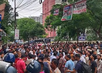 ন্যাশনাল মেডিকেলের সামনে ছাত্রদলের নেতাকর্মীরা