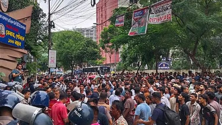 ন্যাশনাল মেডিকেলের সামনে ছাত্রদলের নেতাকর্মীরা