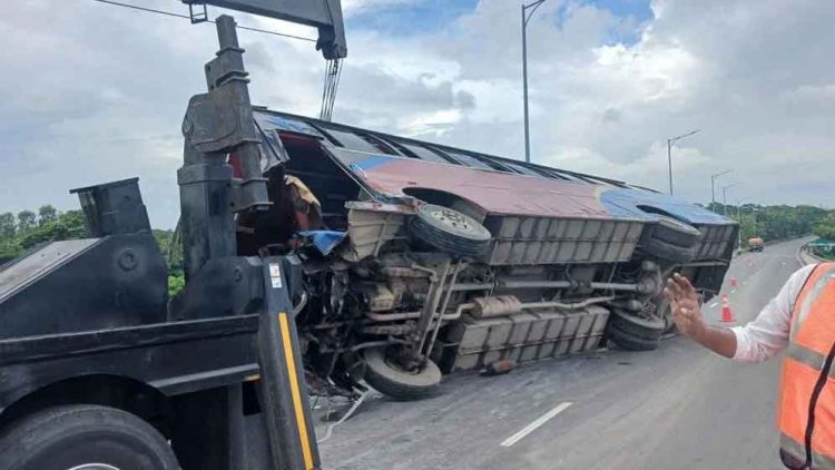 পদ্মা সেতুর ঢালে বাস উল্টে আহত ৮