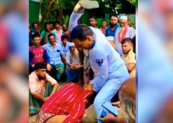 পরকীয়ার অভিযোগে সালিশে নারীকে চেয়ারম্যানের জুতাপেটা