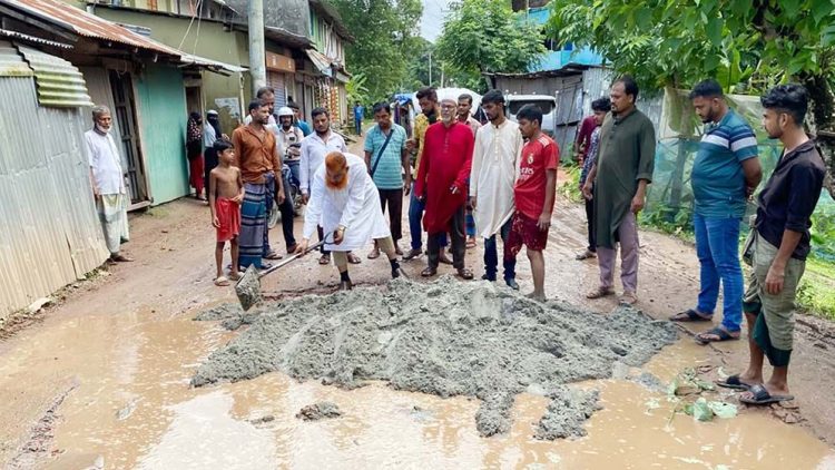 পিরোজপুরে নিজেই রাস্তা সংস্কার করলেন বিএনপি নেতা