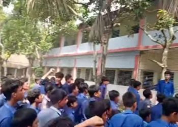 প্রধান শিক্ষককে লাঞ্ছিতের প্রতিবাদে শিক্ষার্থীদের বিক্ষোভ