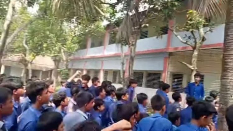প্রধান শিক্ষককে লাঞ্ছিতের প্রতিবাদে শিক্ষার্থীদের বিক্ষোভ