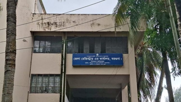 বরগুনায় ছুটির দিনে সাবরেজিস্ট্রার কার্যালয়ে অনিয়মের অভিযোগ