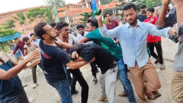 বরিশাল বিশ্ববিদ্যালয়ে ছাত্রদল ও শিবির সংঘর্ষ, আহত ১০
