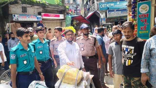 বরিশালে অস্বাস্থ্যকর পরিবেশে রেস্তোরাঁ! ৩ প্রতিষ্ঠানকে জরিমানা