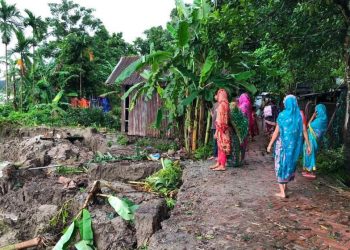 বরিশালে আড়িয়াল খাঁ নদীর ভাঙনে ১০টি বাড়ি বিলীন