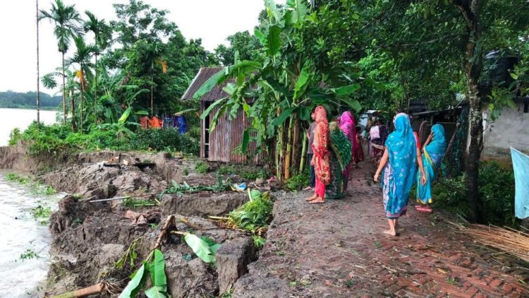 বরিশালে আড়িয়াল খাঁ নদীর ভাঙনে ১০টি বাড়ি বিলীন