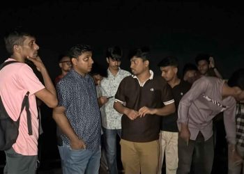 বরিশালে গভীর রাতে শিক্ষার্থীদের তৎপরতায় অবৈধ বাল্কহেড-লোড ড্রেজার জব্দ