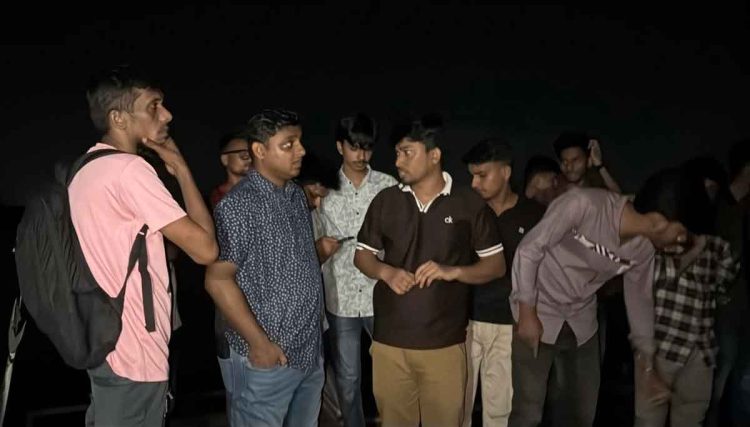 বরিশালে গভীর রাতে শিক্ষার্থীদের তৎপরতায় অবৈধ বাল্কহেড-লোড ড্রেজার জব্দ
