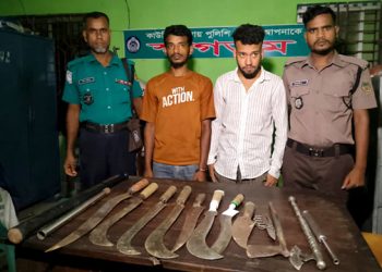বরিশালে ঘেরে মিলল ১৪টি দেশীয় অস্ত্র, কিশোর গ্যাংয়ের ২ সদস্য গ্রেপ্তার