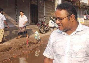 বরিশালে ভাঙ্গা সড়ক নিয়ে মানববন্ধন, শিক্ষার্থী-জনগনকে শাসালেন প্রকৌশলী