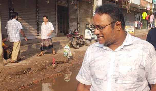 বরিশালে ভাঙ্গা সড়ক নিয়ে মানববন্ধন, শিক্ষার্থী-জনগনকে শাসালেন প্রকৌশলী