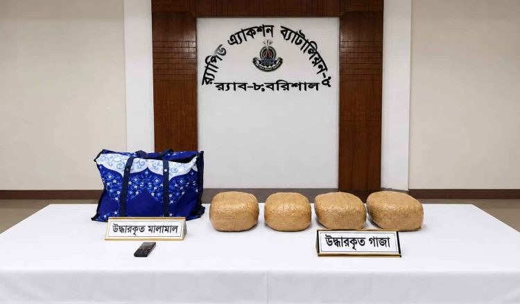 বরিশালে ১০ কেজি গাঁজাসহ বাস যাত্রী আটক