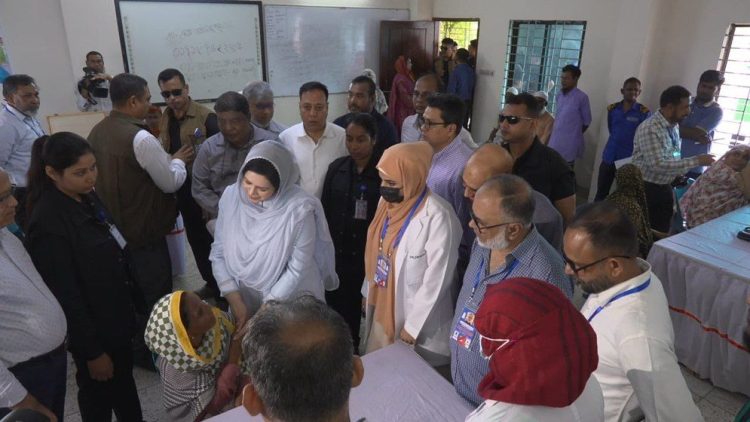 বস্তির সুবিধাবঞ্চিতরা পেলেন বিনামূল্যে চক্ষু চিকিৎসা